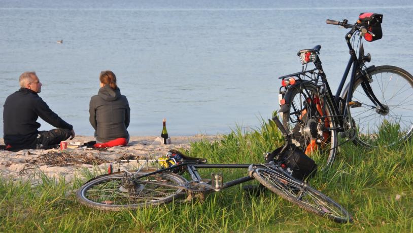 cykelister ved vandet
