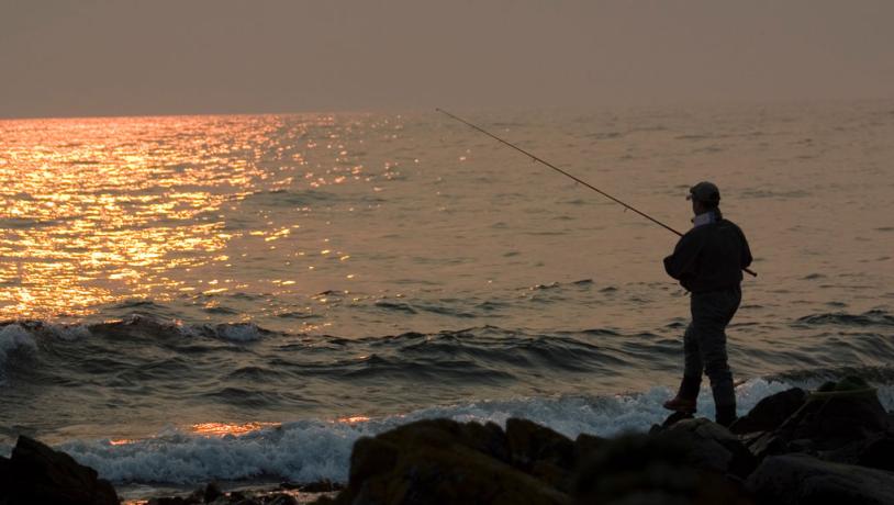 fiskeri i solnedgang