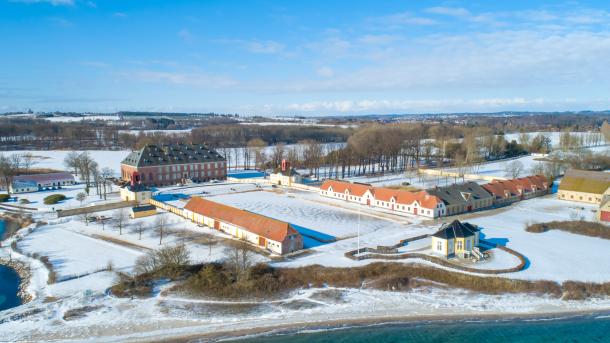 Dronebillede af Valdemars Slot med sne