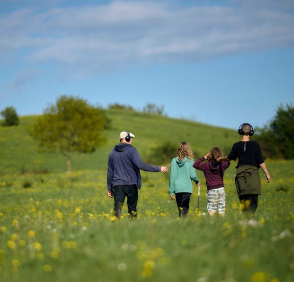 Billede af en familie der går lydfortællingen "Mod strømmen"
