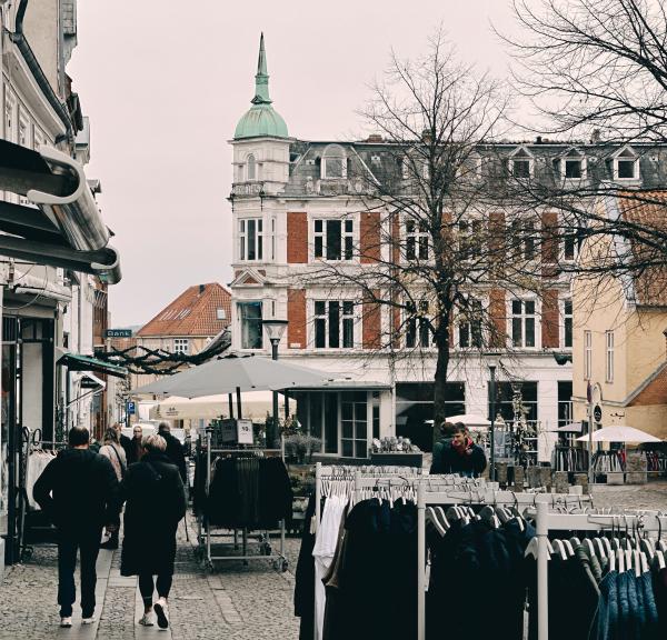 mennesker går rundt i svendborg gågader