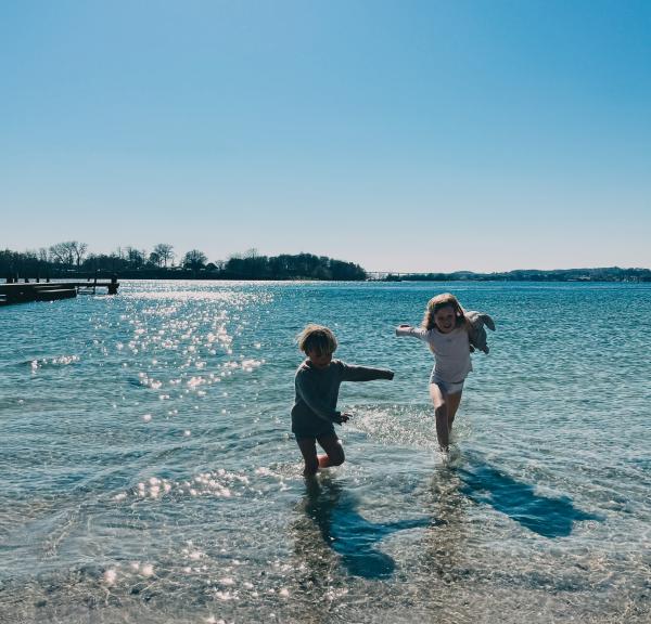 Børn i vandet, forår i Svendborg