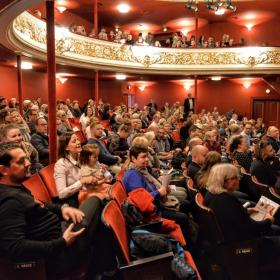 teatersal med mennesker