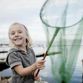 pige med fiskenet