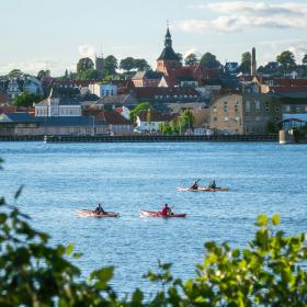 Billede af kajakroere i Svendborgsund