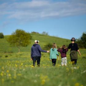 Billede af en familie der går lydfortællingen "Mod strømmen"