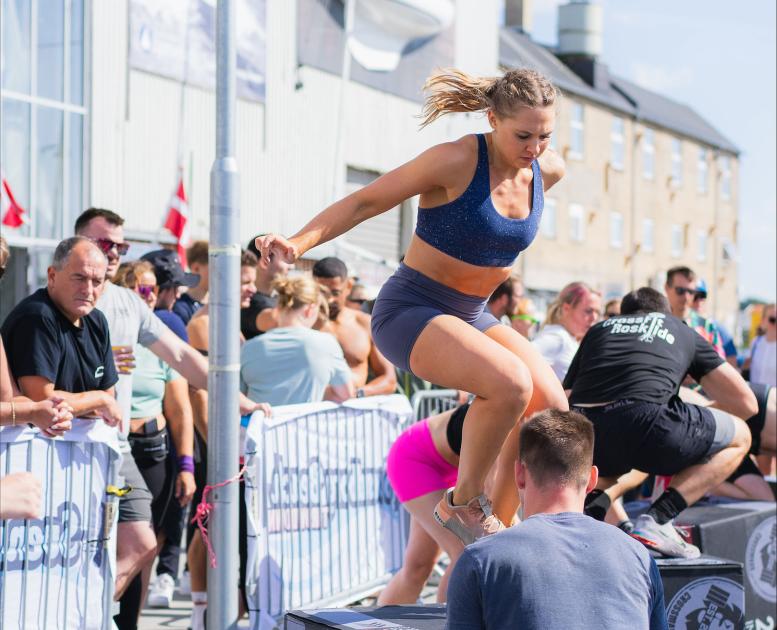 Fitness konkurrence i Svendborg, kvinde hopper op på kasse
