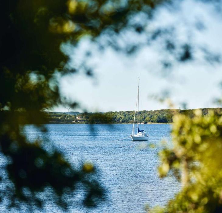 Båd ud for Skarø