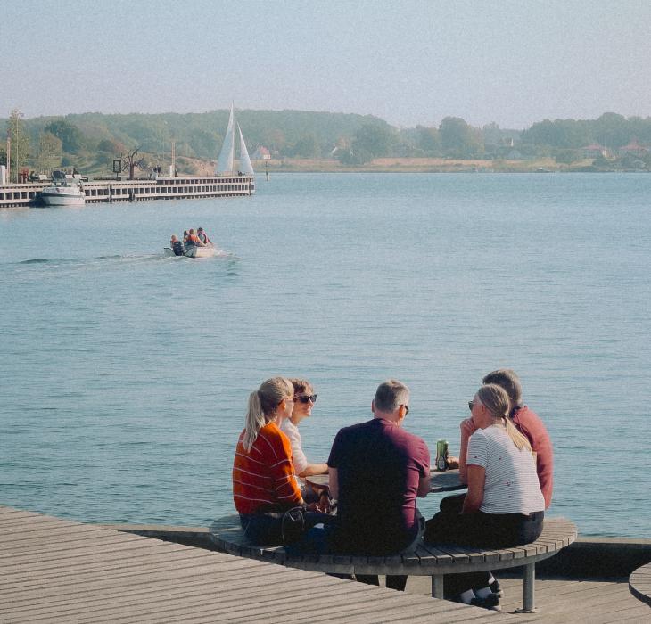 Forsamling der spiser frokost ved Svendborg Havn
